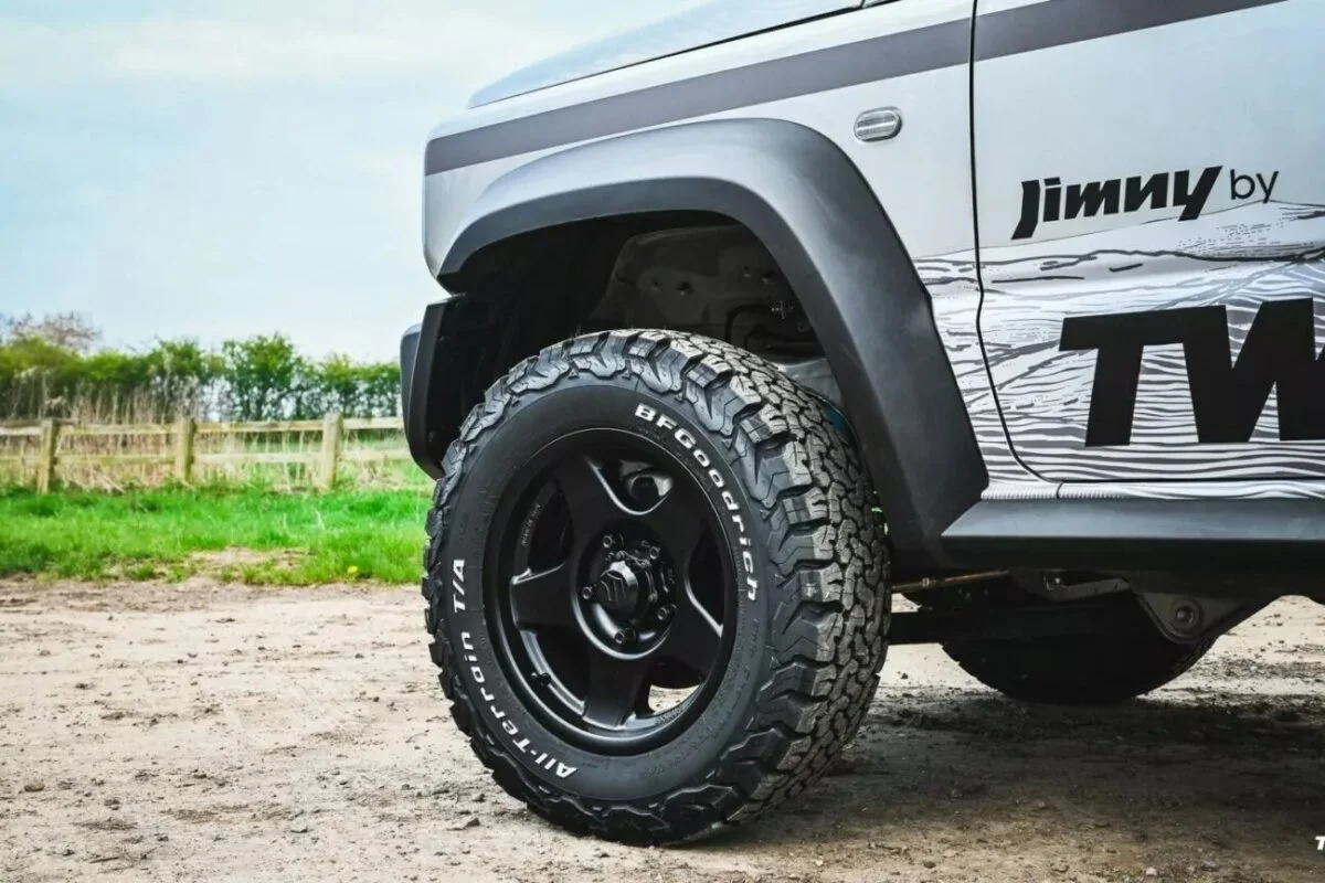 Le Suzuki Jimny 2026 arrive avec moteur turbo plus puissant et finitions haut de gamme, mais toujours pas en France