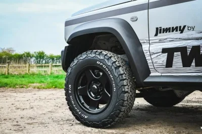 Le Suzuki Jimny 2026 arrive avec moteur turbo plus puissant et finitions haut de gamme, mais toujours pas en France