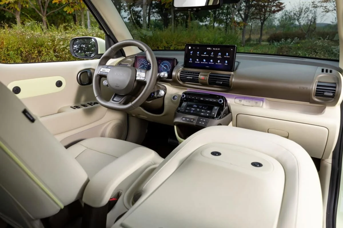 Comment cette micro-voiture électrique parvient-elle à embarquer 7 airbags pour seulement 3,50 € aux 100 km ?
