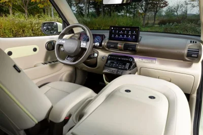 Comment cette micro-voiture électrique parvient-elle à embarquer 7 airbags pour seulement 3,50 € aux 100 km ?