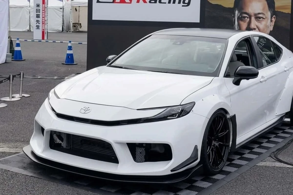 Il ressemble à un taxi inoffensif, mais ce Toyota cache 7 cylindres, 2 moteurs et de quoi humilier une Ferrari