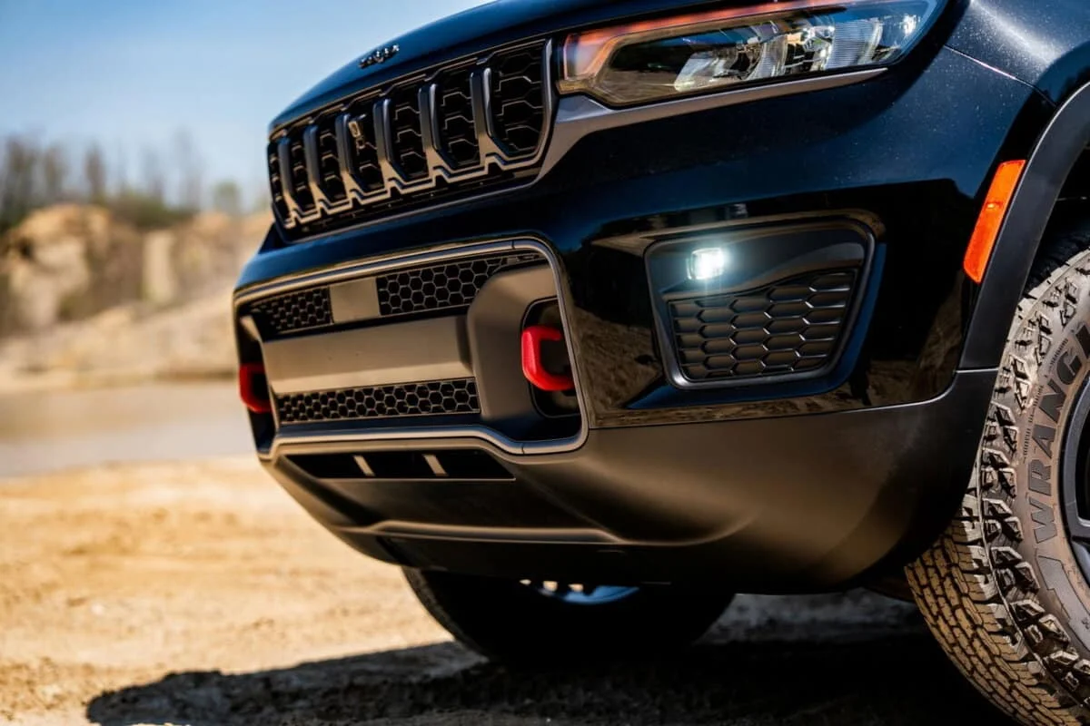 Le Jeep Grand Cherokee Trailhawk 2027 revient avec 329 ch, une garde au sol de 29 cm et une boîte courte