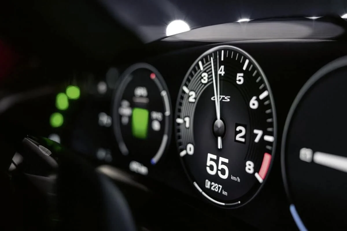 L’idée vient de Hyundai, mais c’est Porsche qui l’applique pour effacer la frontière entre son électrique et une vraie voiture à moteur thermique