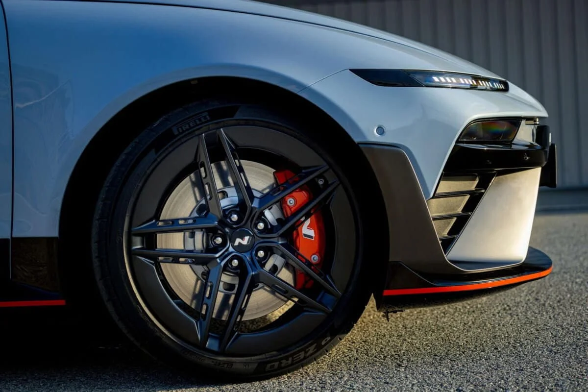 Sans cylindres ni essence, cette voiture de sport est pourtant celle qui rappelle le mieux pourquoi on tombe amoureux de la conduite