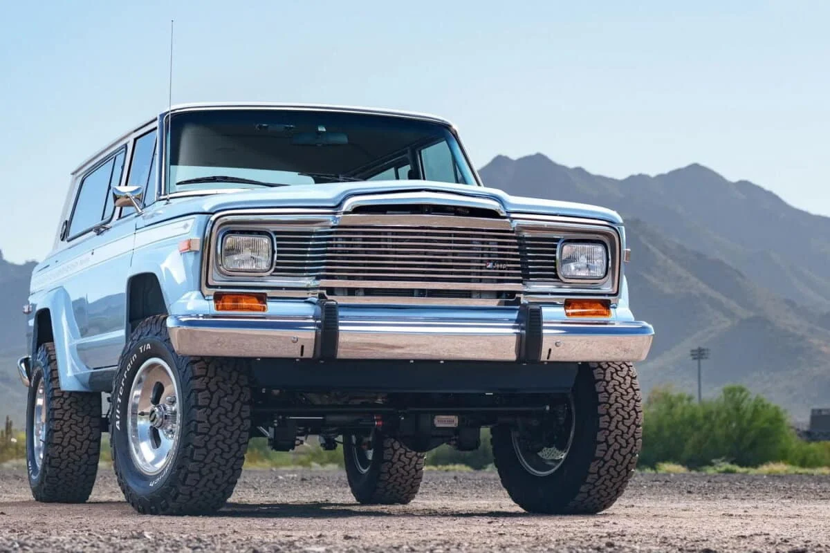 Son secret est bien gardé : cette Jeep Cherokee au look banal embarque un dix cylindres et arbore une peinture digne d’une Aston Martin