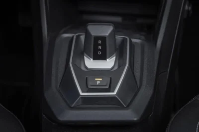 À 16 900 € avec le label Crit’Air 1 et une boîte automatique, cette voiture n’est pas un hybride mais vous fera oublier les stations-service