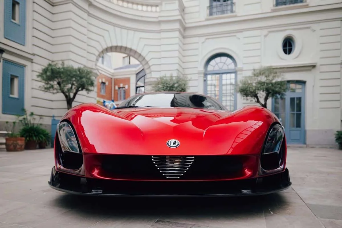 Prise en main de l’Alfa Romeo 33 Stradale : on a découvert de l’intérieur la voiture née pour tout changer et le résultat est à la hauteur de la légende