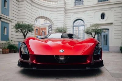 Prise en main de l’Alfa Romeo 33 Stradale : on a découvert de l’intérieur la voiture née pour tout changer et le résultat est à la hauteur de la légende