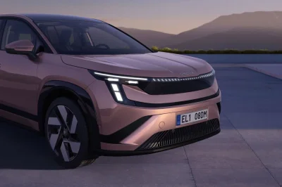 Skoda dévoile les premières photos de son nouveau SUV hybride 7 places au coffre de 935 litres
