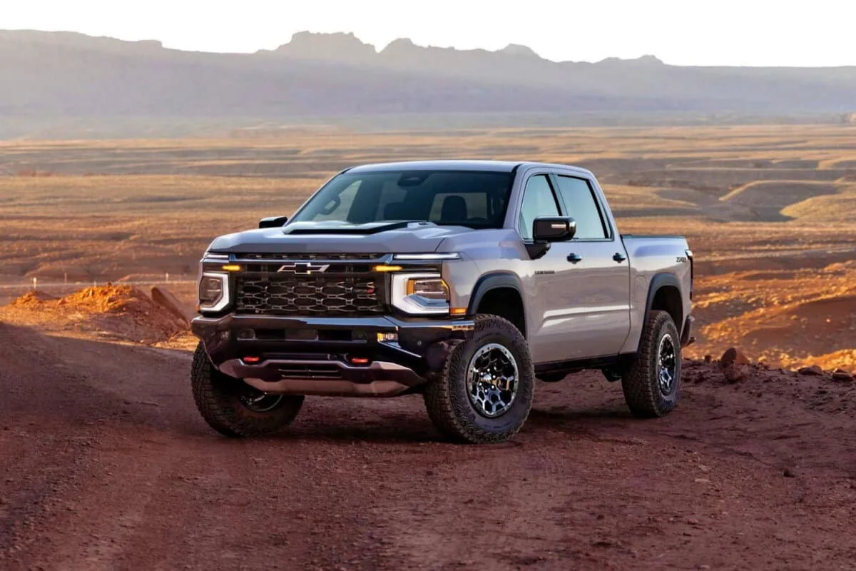 Face à Toyota et Ford en tout-terrain extrême, ce 4×4 au nouveau V8 s’impose comme une alternative redoutablement efficace