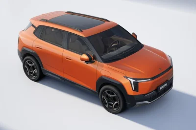 Moins chère que la Kia EV3, 163 ch, coffre de 500 litres et équipement généreux : cette électrique au nom espagnol s’impose comme l’alternative évident