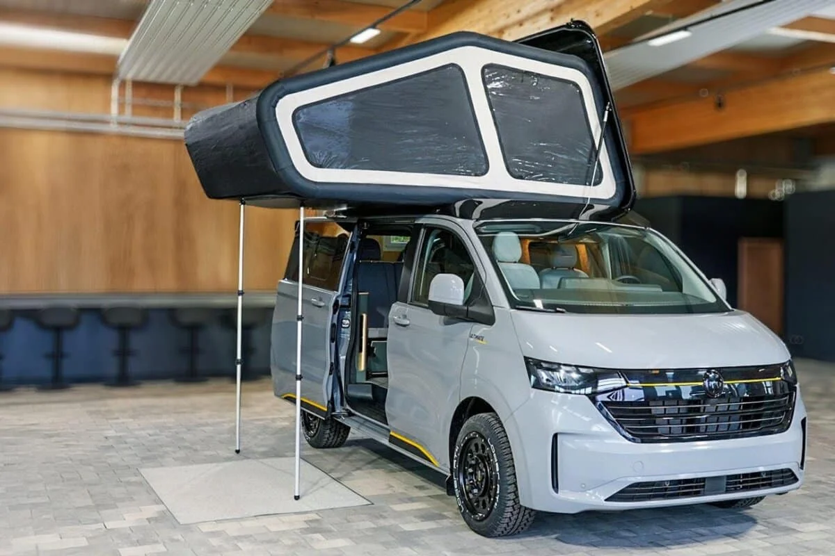 Compact, pratique et doté d’un lit de toit extérieur inédit : ce camping-car sur base Volkswagen Transporter va changer votre vision de la van life