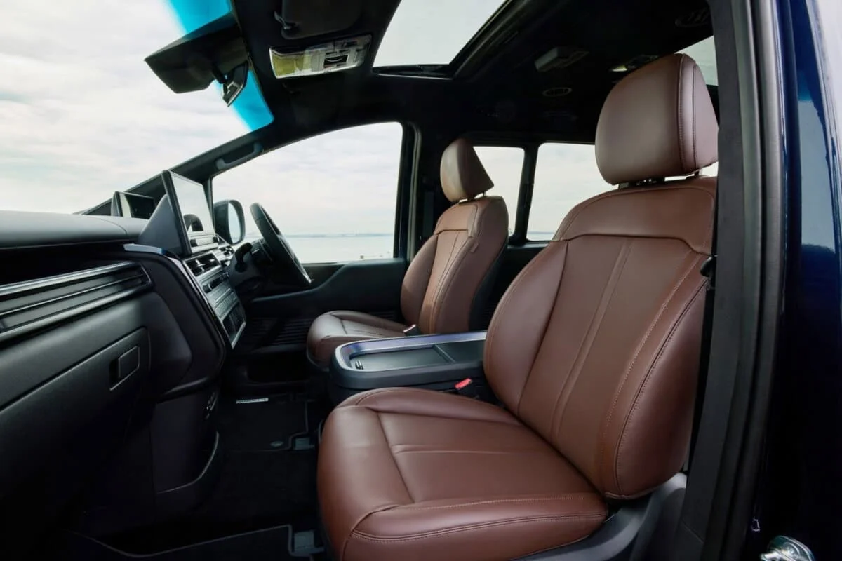 Design avant-gardiste et moteur hybride absent chez les Allemands : le Hyundai Staria 2026 est déjà en concession