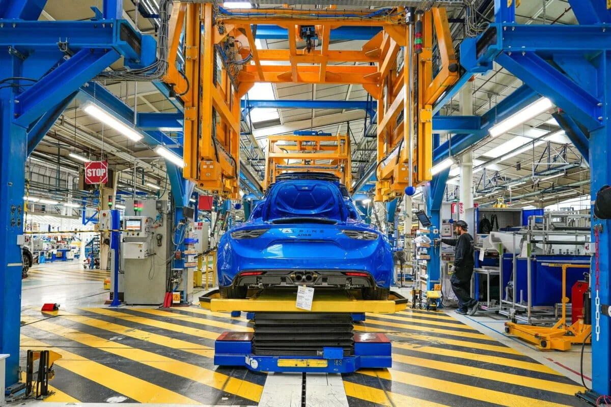 La dernière Alpine A110 thermique vient d’être produite à Dieppe, mais l’usine et le modèle ont de l’avenir.