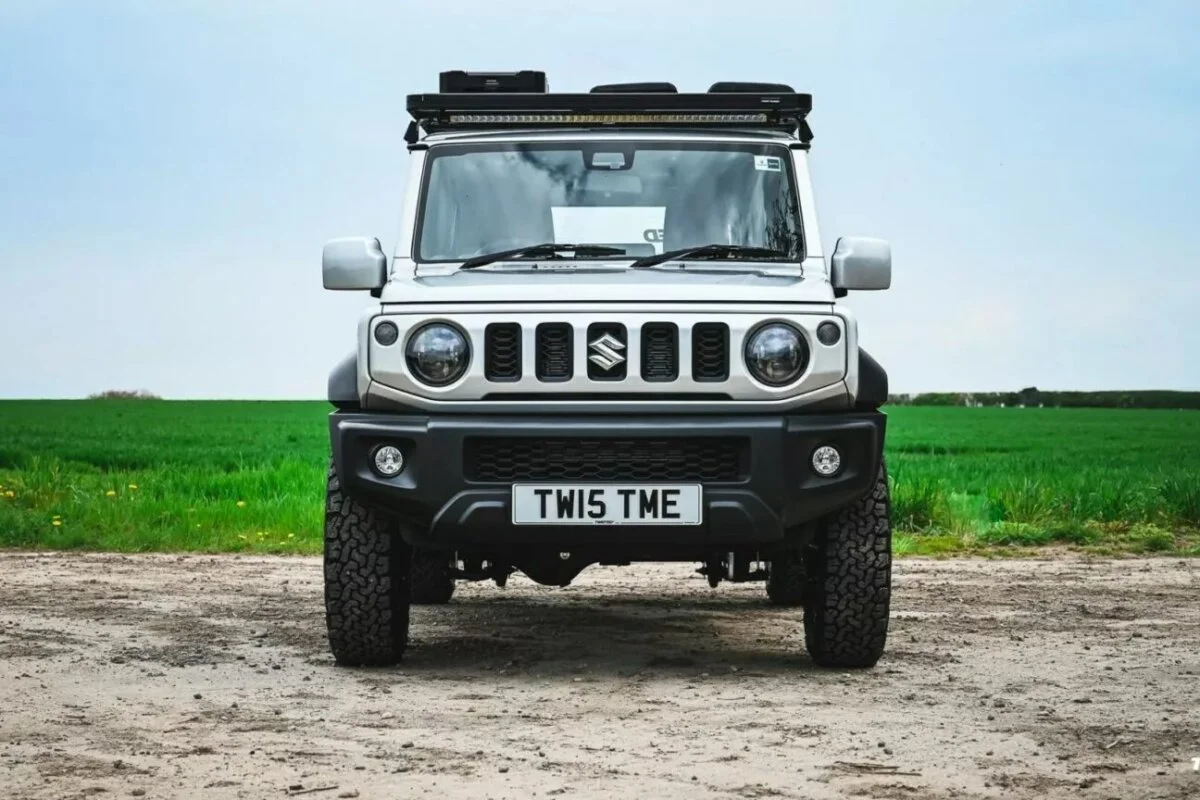 Suzuki Jimny 2026 : le petit 4×4 turbo aux finitions dignes d’un Range Rover que l’Europe nous refuse