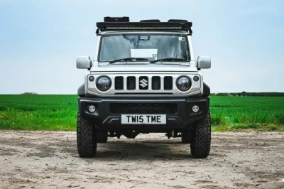 Suzuki Jimny 2026 : le petit 4×4 turbo aux finitions dignes d’un Range Rover que l’Europe nous refuse