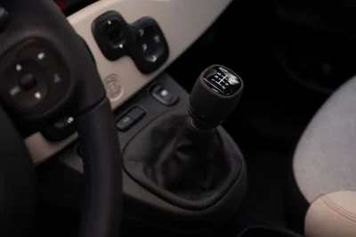 On croit que la voiture abordable doit être chinoise, mais cette citadine italienne arrive avec étiquette crit’air 1 et 5 l/100 km