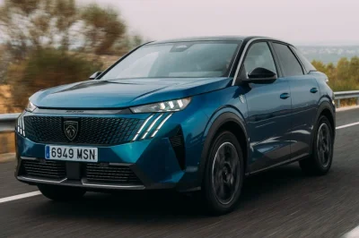 Le Peugeot 3008 Hybrid à 44 990 € a un défaut rédhibitoire que le Renault Austral et le Toyota Corolla Cross n’ont pas