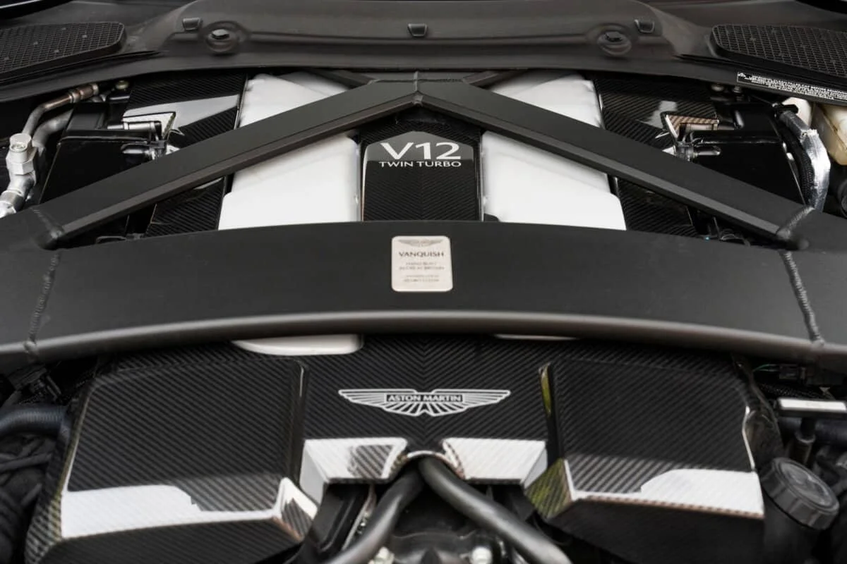 Alors que l’Europe programme la fin des moteurs thermiques en 2035, Aston Martin sauve son V12