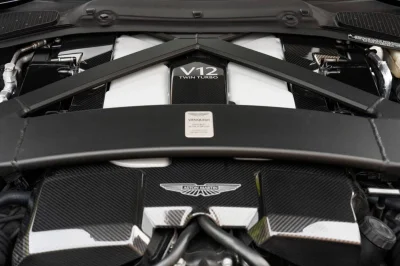 Alors que l’Europe programme la fin des moteurs thermiques en 2035, Aston Martin sauve son V12