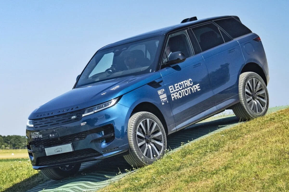 Un SUV électrique de 4,95 m plébiscité par 60 000 acheteurs avant sa sortie arrive maintenant en version moins chère