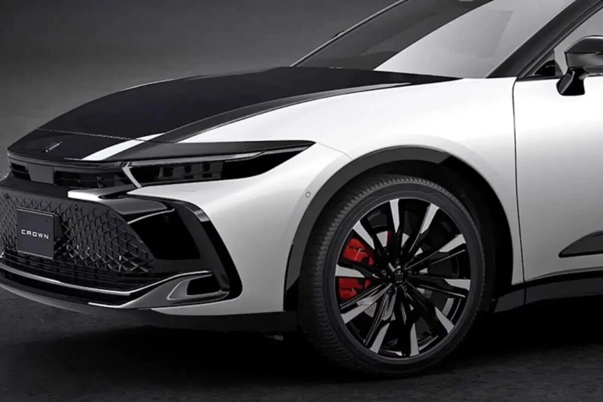 La Toyota Crown nouvelle génération 2027 est officielle et ses premières images montrent une berline qui rivalise avec les SUV