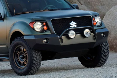 La fiabilité japonaise, les capacités d’un vrai 4×4 et un quad dans le coffre : ce Suzuki n’avait pas besoin de révolutionner pour séduire et il le sait
