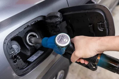 Toyota, BMW et Repsol lancent un carburant synthétique entièrement renouvelable pour alimenter les voitures thermiques