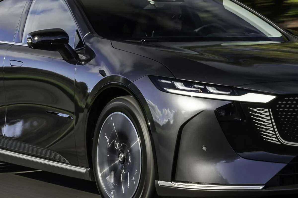 245 ch, près de 5 mètres de berline japonaise et un prix très compétitif : la Tesla Model 3 a trouvé l’adversaire qu’elle ne cherchait pas