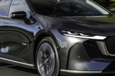 245 ch, près de 5 mètres de berline japonaise et un prix très compétitif : la Tesla Model 3 a trouvé l’adversaire qu’elle ne cherchait pas