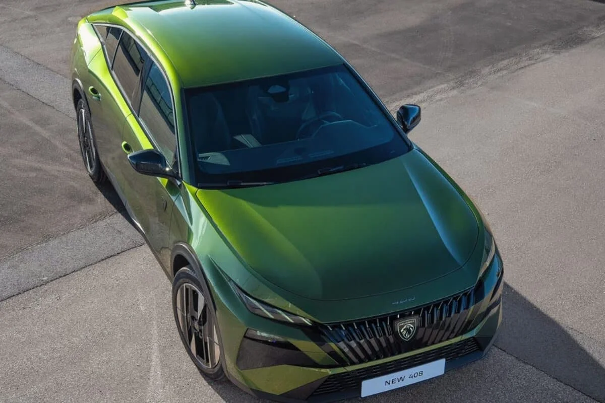 213 ch, 343 Nm et un caractère de berline assumé : on passe la Peugeot E-408 au banc, la voiture qui résume tout ce que Stellantis veut être demain