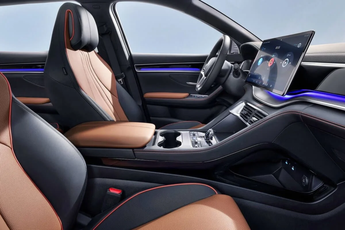 Les électriques chinoises accaparent tous les regards en Europe, mais la menace qui devrait vraiment inquiéter roule toujours à l’essence