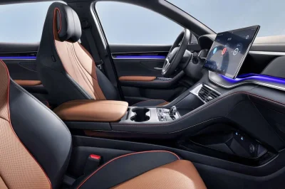 Les électriques chinoises accaparent tous les regards en Europe, mais la menace qui devrait vraiment inquiéter roule toujours à l’essence