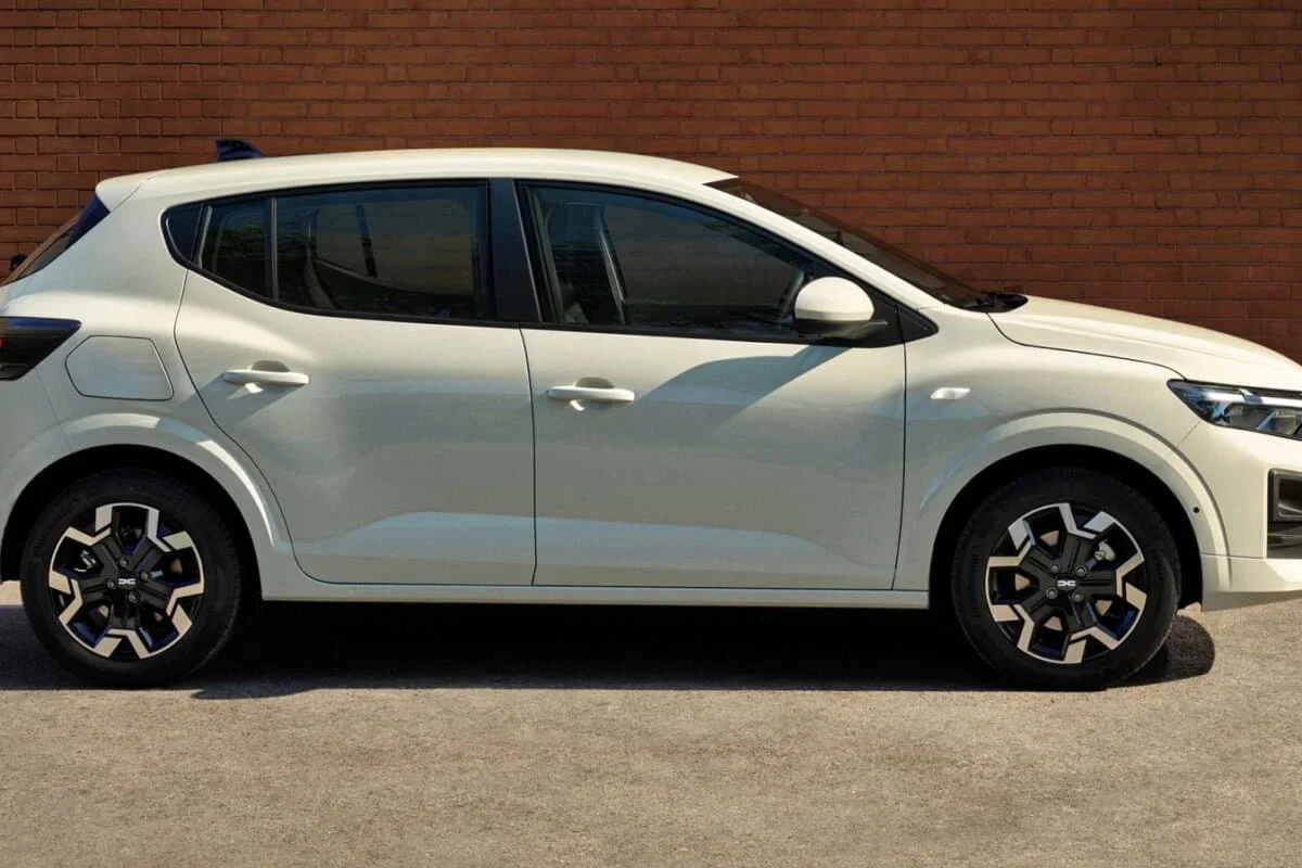 Dacia Sandero : 700 € de plus pour 35 ch supplémentaires et une consommation réduite, la version de base à 13 290 € n’a plus grand-chose pour elle