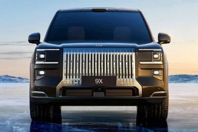 La « Rolls-Royce chinoise » débarque en Europe avec 897 CV, six places, une salle de cinéma privée et une batterie qui se recharge en 9 minutes