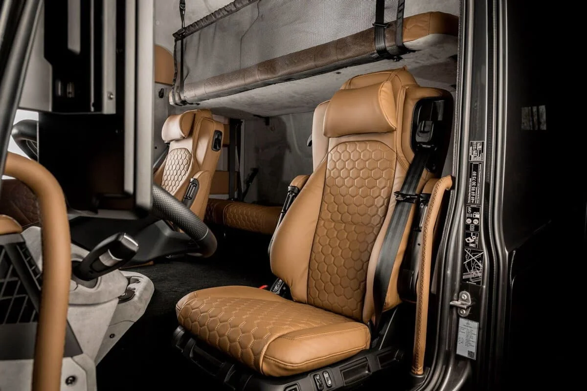 Ce camping-car 6×6 de 33 000 kg au diesel Mercedes de 15,6 litres ressemble à un yacht à l’intérieur et embarque même une plateforme pour motos