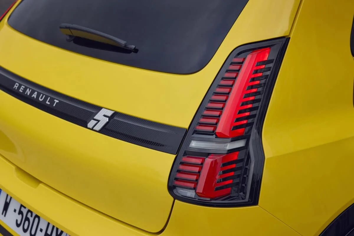 La Renault 5 2026 fait bien plus que séduire : elle est en train de redonner à Renault l’élan commercial dont la marque avait tant besoin