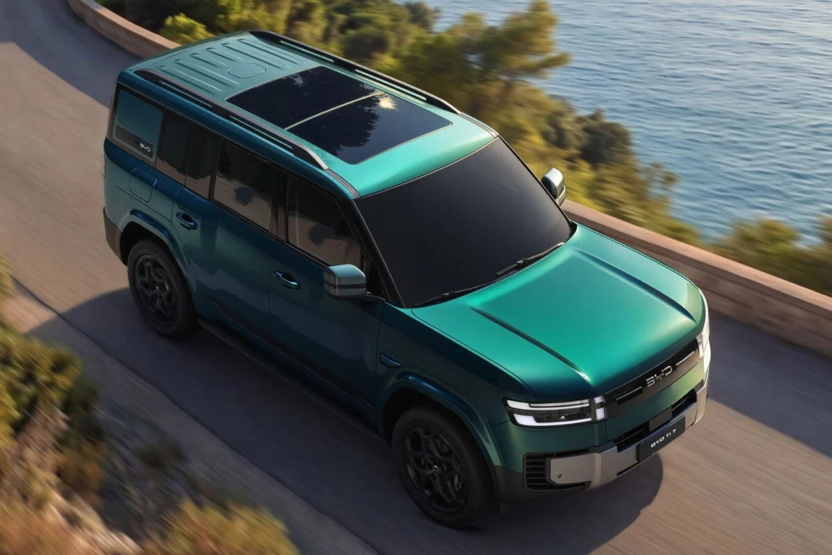Design tout-terrain, 120 km sans essence et prix européen officiel : le plus grand SUV de BYD sort enfin de l’ombre pour bousculer le marché du Vieux Continent