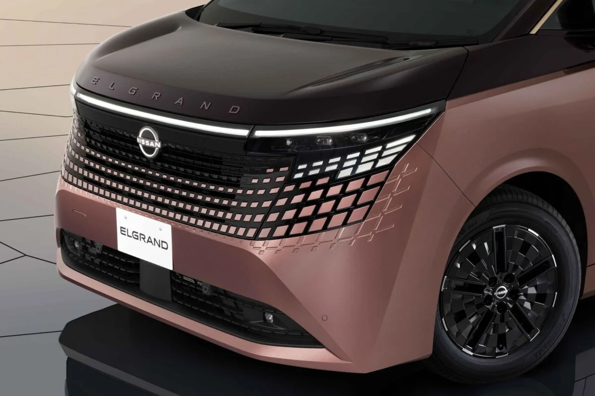 Hybride économe, bien plus spacieux qu’un SUV et parfait pour les longs trajets : ce véhicule banni en Europe est exactement celui qu’il nous faudrait