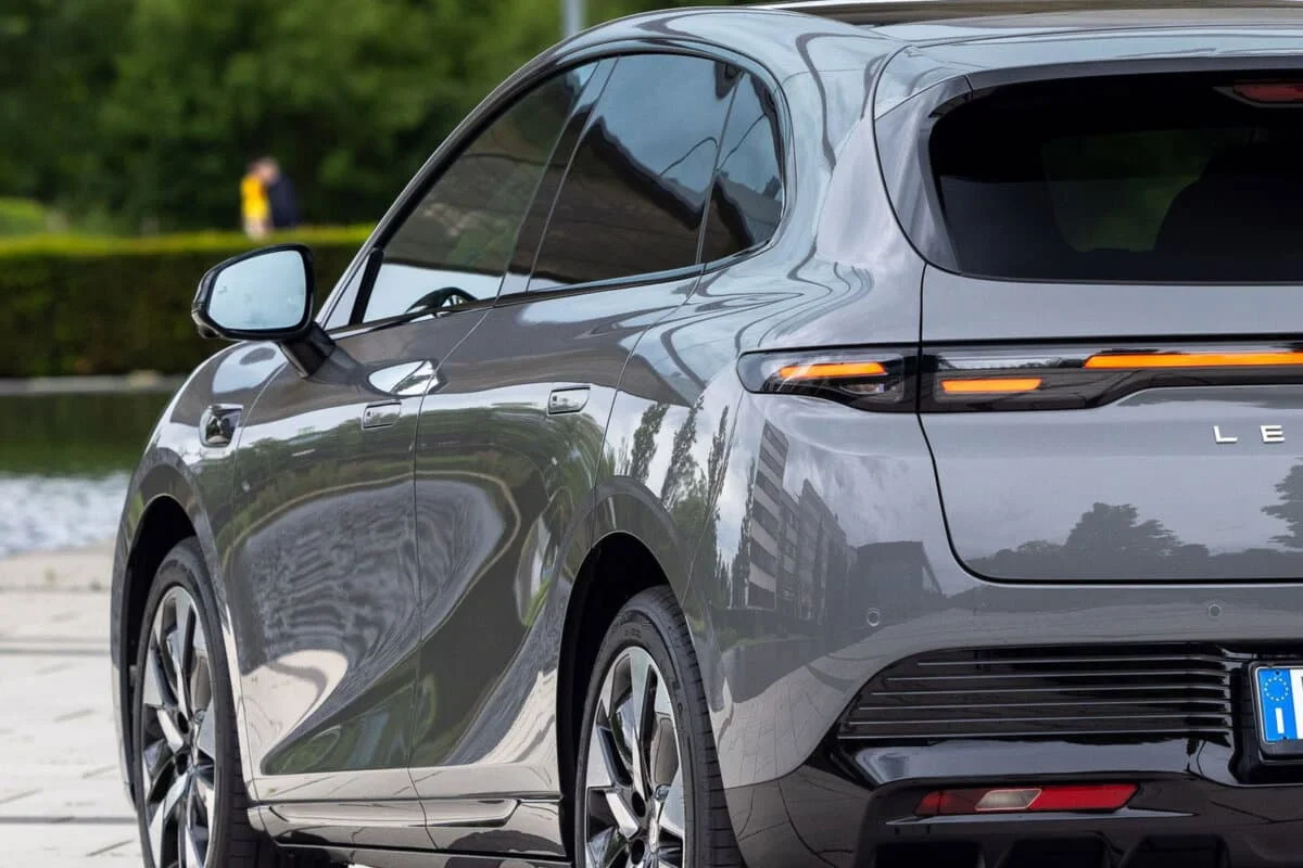 Cette électrique au gabarit de compacte familiale cumule 218 CV et un équipement franchement haut de gamme