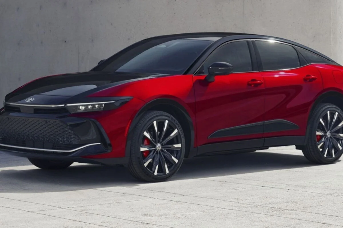 Un prix, des dimensions de SUV, un hybride puissant et un design inédit : la nouvelle berline Toyota vient de poser toutes ses cartes sur la table