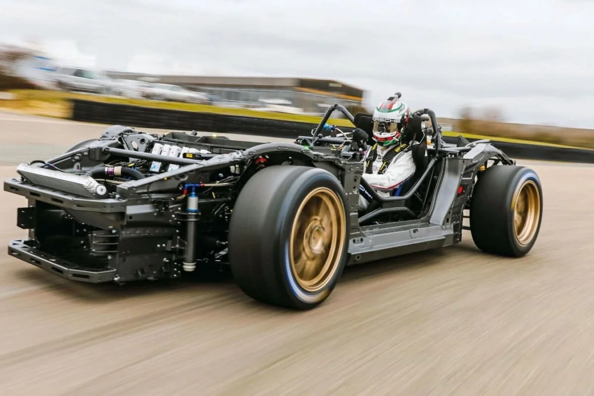 Une nouvelle voiture de sport née du partenariat Porsche-Audi arrive, mais abandonnez vos pronostics car ce n’est clairement pas ce qu’on anticipait