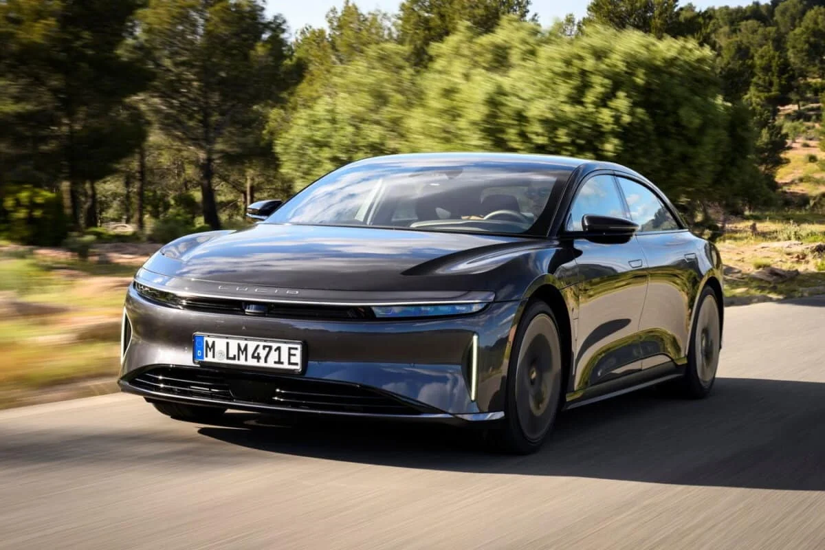 L’un des constructeurs de voitures électriques les plus avancées au monde taille dans sa production pour éviter de disparaître