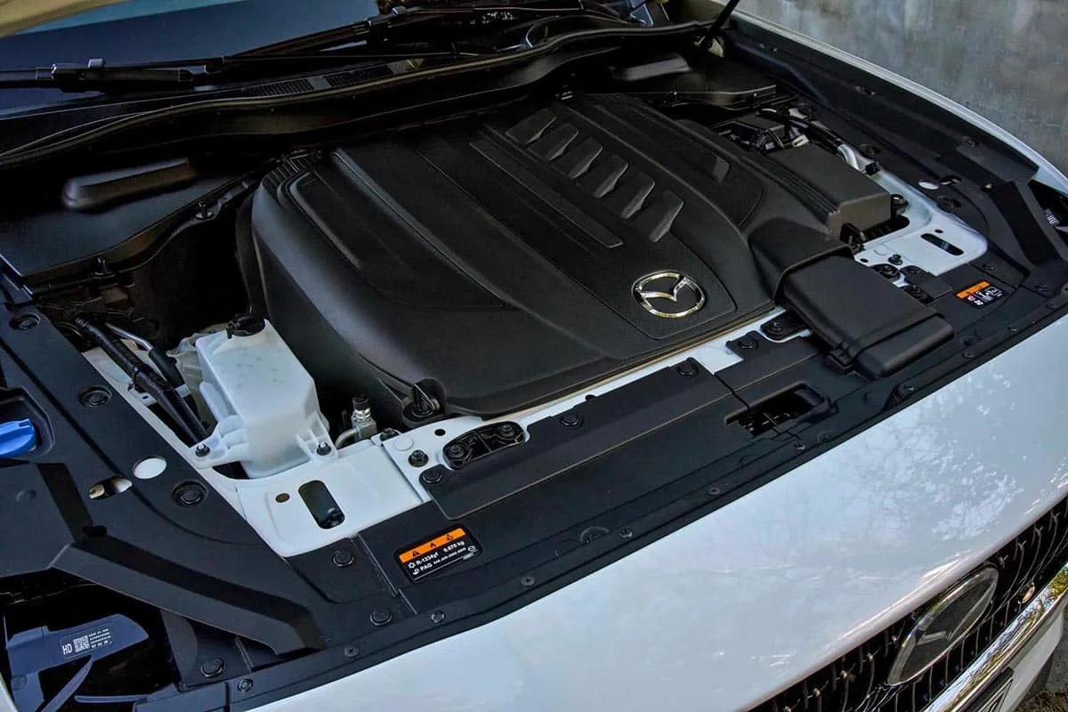 L’Europe veut l’électrique, les Japonais répondent avec un diesel six cylindres dans un SUV, le contre-pied le plus assumé du moment