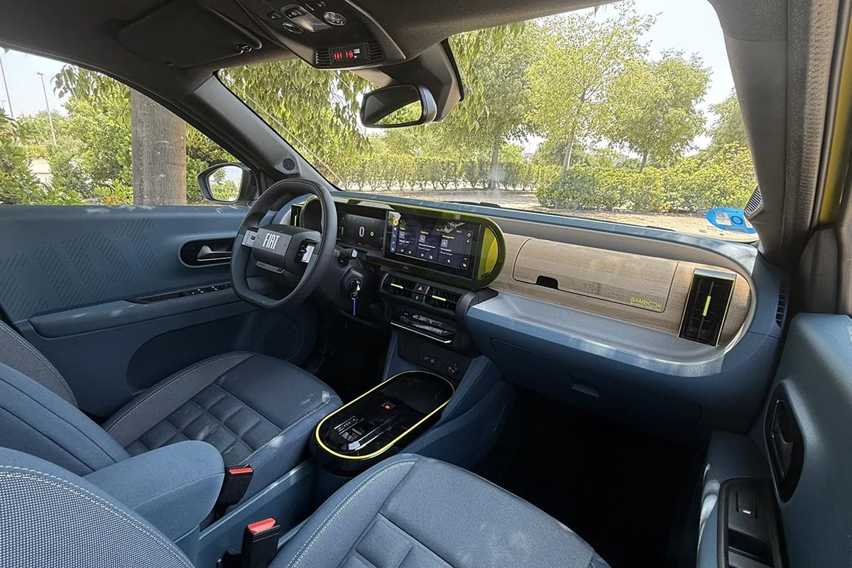 Cette petite voiture économique au design rétro et au coffre de 400 litres dispose du moteur hybride essence qui manque à la Renault 5
