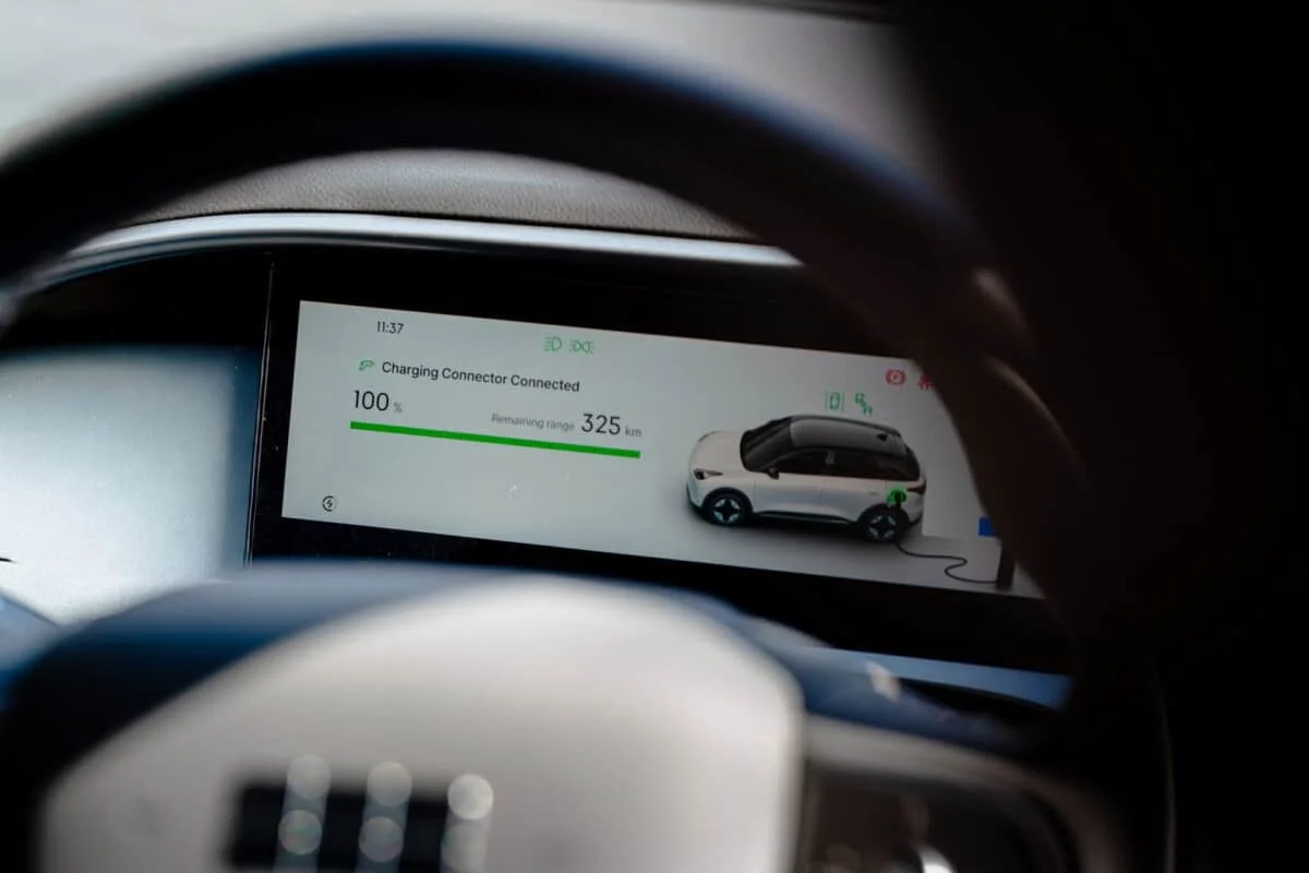 Électrique abordable et technologie avancée : Geely lance sa rivale directe à la Renault 5 et entre dans une bataille qu’elle n’avait pas encore rejointe