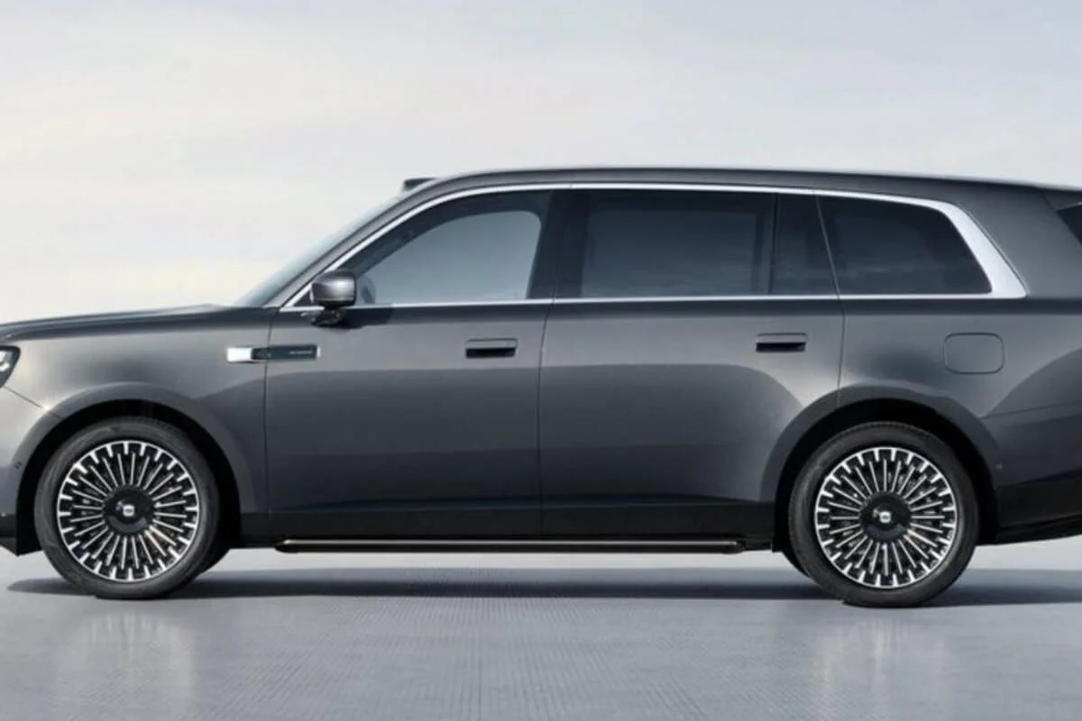 Titre principal Ni Lincoln Navigator ni Rolls Cullinan : le nouveau SUV de luxe de Xiaomi mesure 5,3 mètres, offre 464 km en électrique et une autonomie étendue