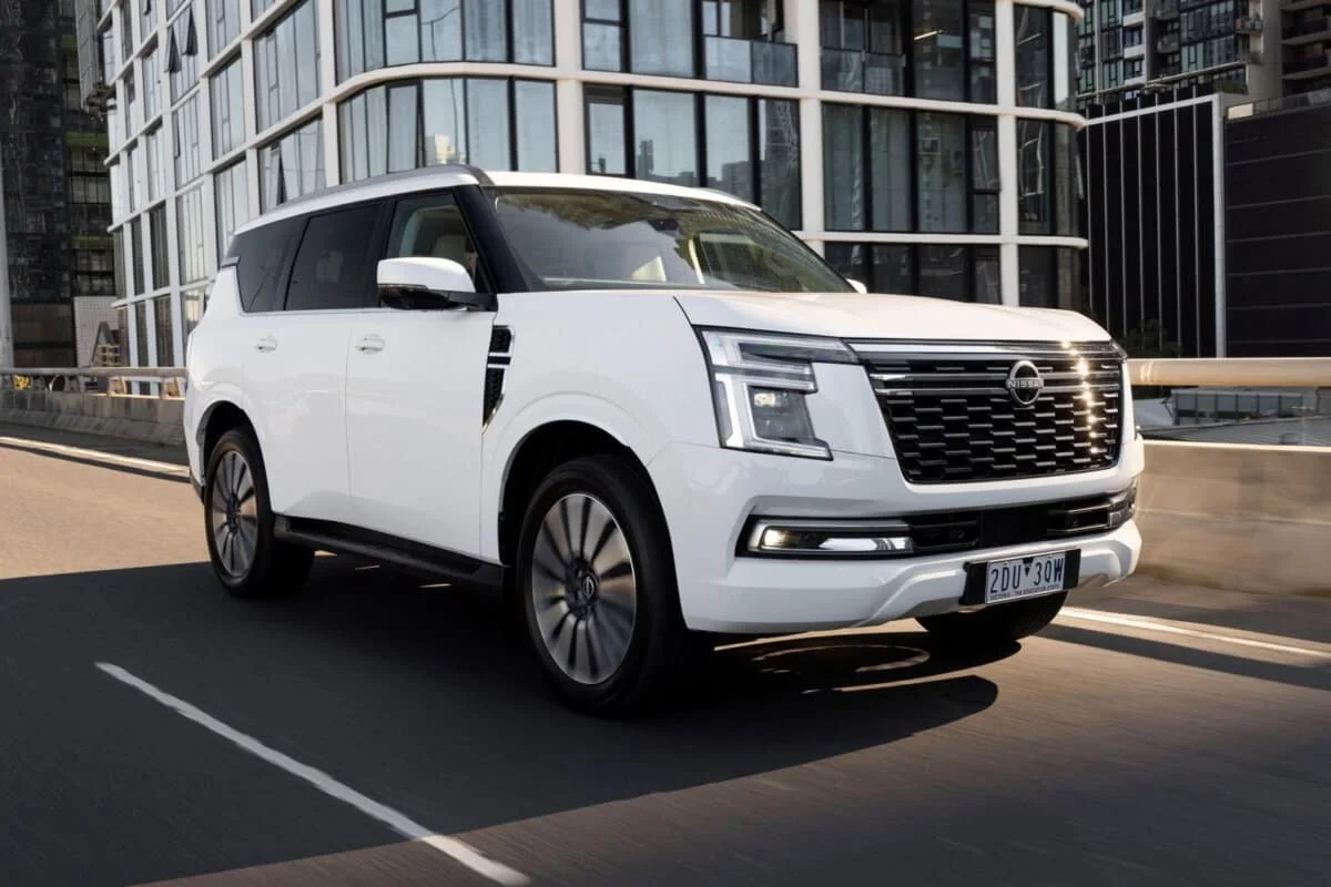 Le Nissan Patrol 2026 arrive avec un V6 turbo de 425 ch et sans la moindre hybridation, un choix assumé qui dit tout de son caractère