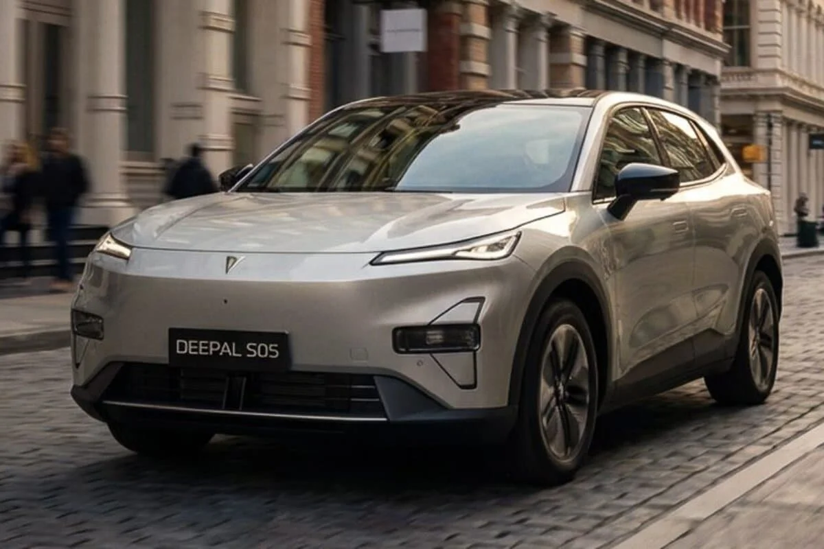 Face au Toyota RAV4, ce crossover XXL hybride de 259 ch s’impose avec un habitacle bardé de technologie