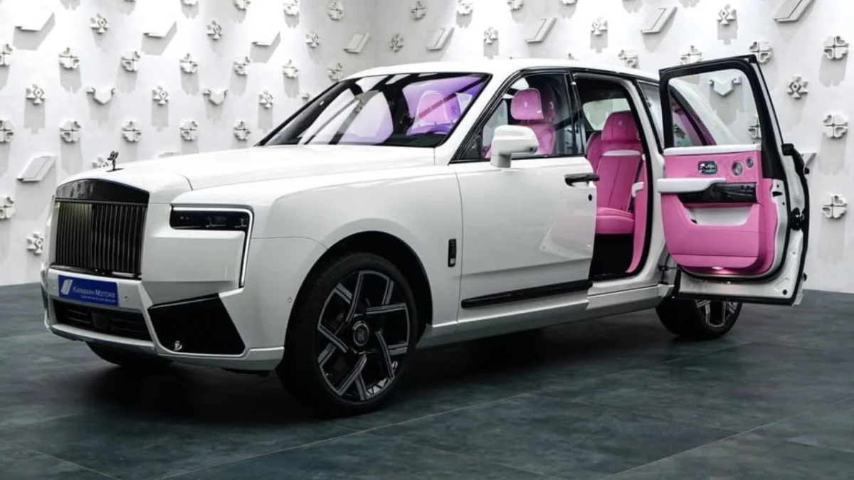 Rolls-Royce Cullinan à plus de 600 000 euros : son intérieur rose bonbon a de quoi surprendre… sauf à Dubaï